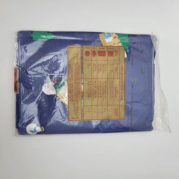 Christmas Table cloth vintage vinyl - Picture 5 of 5